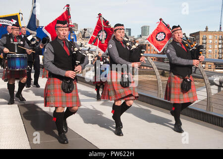 London UK. 13. Oktober 2018. Vertreter aus jedem FBU Löscheinsatz der Feuerwehr März über die Millennium Bridge zu Southwark Cathedral nach einer Kranzniederlegung für die Gefallenen Kollegen an den nationalen Feuerwehrmänner Memorial, St. Pauls auf das 100-jährige Jubiläum der Feuerwehr Union Credit: Amer ghazzal/Alamy leben Nachrichten Stockfoto