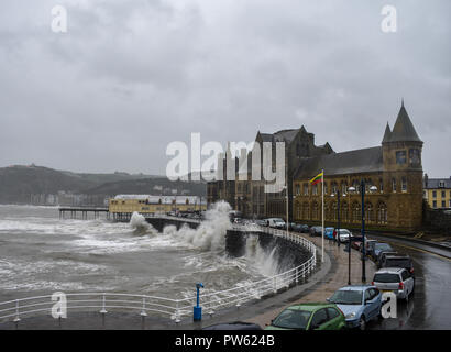 Alte Universität Aberystwyth, Aberystwyth, Ceredigion, Wales. 13. Oktober 2018. Sturm Callum zerschlägt die Promenade vor der Alten Universität. Credit: Rhodri Jones/Alamy leben Nachrichten Stockfoto