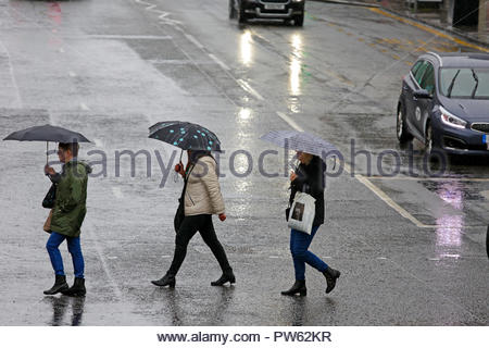 Edinburgh, Vereinigtes Königreich. 13. Oktober, 2018. UK Wetter: Regen, die Princes Street, Edinburgh City Centre. Quelle: Craig Brown/Alamy Leben Nachrichten. Stockfoto