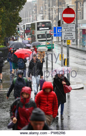 Edinburgh, Vereinigtes Königreich. 13. Oktober, 2018. UK Wetter: Regen, die Princes Street, Edinburgh City Centre. Quelle: Craig Brown/Alamy Leben Nachrichten. Stockfoto