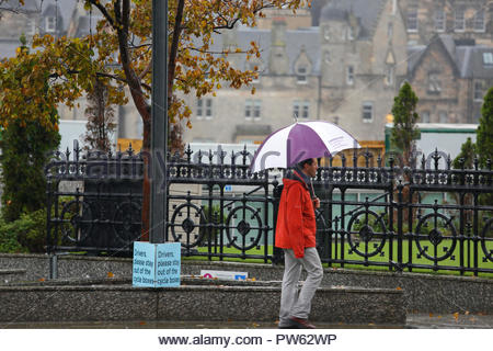 Edinburgh, Vereinigtes Königreich. 13. Oktober, 2018. UK Wetter: Regen, die Princes Street, Edinburgh City Centre. Quelle: Craig Brown/Alamy Leben Nachrichten. Stockfoto