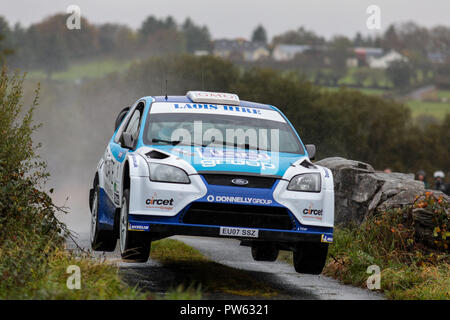 Ballybofey, Donegal, Irland. 13 Okt, 2018. Motorsport, Donegal Herbstrallye; Donagh Kelly und Conor Foley (Ford Focus WRC) airborne Credit: Aktion plus Sport/Alamy leben Nachrichten Stockfoto