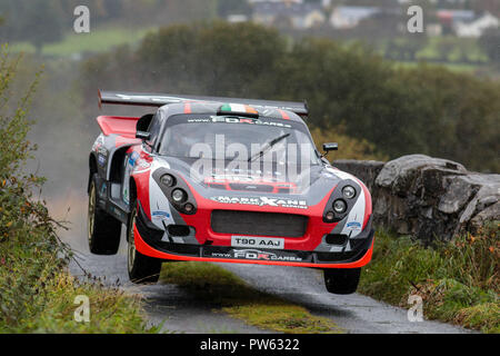 Ballybofey, Donegal, Irland. 13 Okt, 2018. Motorsport, Donegal Herbstrallye; Stuart Darcy und Patrick Bräute (Darrian T90) airborne Credit: Aktion plus Sport/Alamy leben Nachrichten Stockfoto