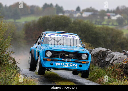 Ballybofey, Donegal, Irland. 13 Okt, 2018. Motorsport, Donegal Herbstrallye; Chris Armstrong und Chris Melly (Ford Escort) airborne Credit: Aktion plus Sport/Alamy leben Nachrichten Stockfoto