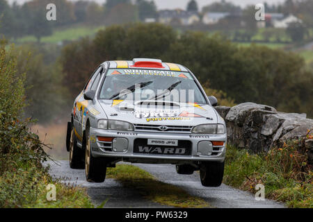 Ballybofey, Donegal, Irland. 13 Okt, 2018. Motorsport, Donegal Herbstrallye; John Ward und Hugh Martin Molloy (Subaru Impreza) airborne Credit: Aktion plus Sport/Alamy leben Nachrichten Stockfoto