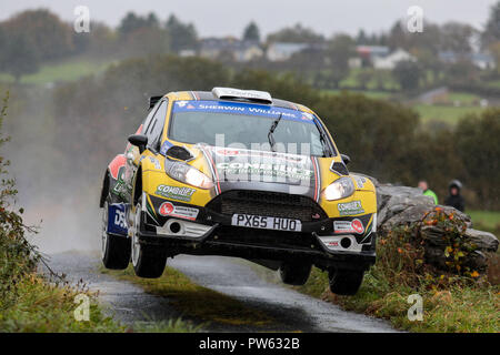 Ballybofey, Donegal, Irland. 13 Okt, 2018. Motorsport, Donegal Herbstrallye; Sam Moffett und Karl Atkinson (Ford Fiesta WRC) airborne Credit: Aktion plus Sport/Alamy leben Nachrichten Stockfoto