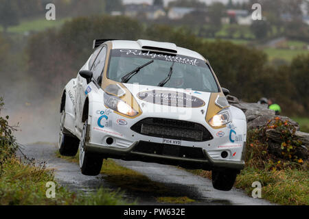 Ballybofey, Donegal, Irland. 13 Okt, 2018. Motorsport, Donegal Herbstrallye; Gareth MacHale und Brian Murphy (Ford Fiesta R5) airborne Credit: Aktion plus Sport/Alamy leben Nachrichten Stockfoto