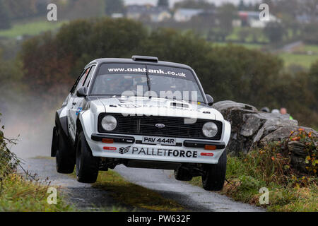 Ballybofey, Donegal, Irland. 13 Okt, 2018. Motorsport, Donegal Herbstrallye; David Drehgestell und John Rowan (Ford Escort) airborne Credit: Aktion plus Sport/Alamy leben Nachrichten Stockfoto