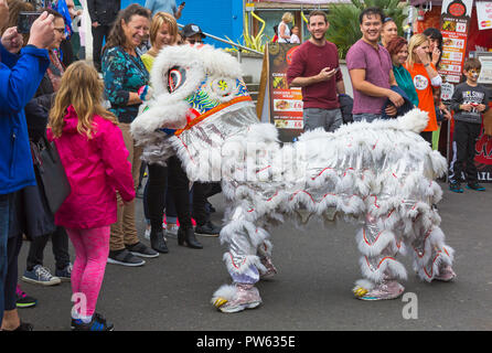 Bournemouth, Dorset, Großbritannien. 13. Okt 2018. Drachen des Südens führen Sie chinesische Löwentanz in einer Welt, die durch das Meer, Bournemouth, Dorset Großbritannien im Oktober.. Credit: Carolyn Jenkins/Alamy leben Nachrichten Stockfoto