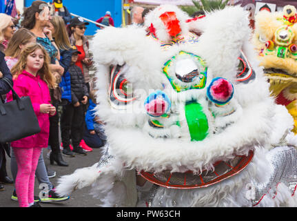 Bournemouth, Dorset, Großbritannien. 13. Okt 2018. Drachen des Südens führen Sie chinesische Löwentanz in einer Welt, die durch das Meer, Bournemouth, Dorset Großbritannien im Oktober.. Credit: Carolyn Jenkins/Alamy leben Nachrichten Stockfoto