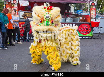 Bournemouth, Dorset, Großbritannien. 13. Okt 2018. Drachen des Südens führen Sie chinesische Löwentanz in einer Welt, die durch das Meer, Bournemouth, Dorset Großbritannien im Oktober.. Credit: Carolyn Jenkins/Alamy leben Nachrichten Stockfoto