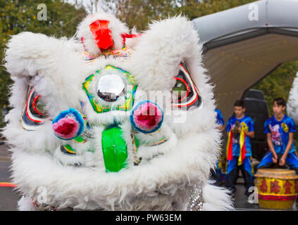 Bournemouth, Dorset, Großbritannien. 13. Okt 2018. Drachen des Südens führen Sie chinesische Löwentanz in einer Welt, die durch das Meer, Bournemouth, Dorset Großbritannien im Oktober.. Credit: Carolyn Jenkins/Alamy leben Nachrichten Stockfoto