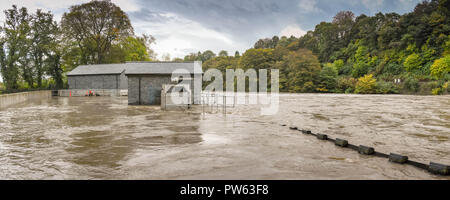 RADYR in der Nähe von Cardiff, Wales - 13. Oktober 2018: Das Wasserkraftwerk in Radyr in der Nähe von Cardiff durch den extrem hohen Wasserständen auf dem Fluss Taff überflutet nach Sturm Callum. Hatte die Anlage zu stoppen, Strom zu erzeugen. Das Personal, die in die Bristol Kanal an der Cardiff Bay läuft, läuft Wasser aus der Brecon Beacons Berge und die South Wales Täler. Credit: Ceri Breeze/Alamy leben Nachrichten Stockfoto