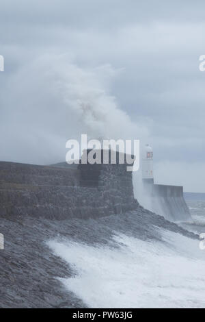 Porthcawl, South Wales, UK. 13. Oktober 2018. UK Wetter: große Wellen schlagen die Küste heute Morgen, wie sich das Land weiterhin durch Sturm Callum zerschlagen werden. Credit: Andrew Bartlett/Alamy Leben Nachrichten. Stockfoto