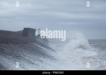 Porthcawl, South Wales, UK. 13. Oktober 2018. UK Wetter: große Wellen schlagen die Küste heute Morgen, wie sich das Land weiterhin durch Sturm Callum zerschlagen werden. Credit: Andrew Bartlett/Alamy Leben Nachrichten. Stockfoto