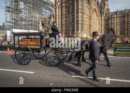 London, Großbritannien. 13. Oktober, 2018. Die nationale Trauerfeier für die Unbekannten Radfahrer. Credit: Guy Corbishley/Alamy leben Nachrichten Stockfoto