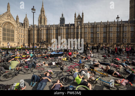 London, Großbritannien. 13. Oktober, 2018. Die nationale Trauerfeier für die Unbekannten Radfahrer. Credit: Guy Corbishley/Alamy leben Nachrichten Stockfoto