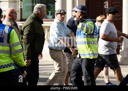 Demokratische Fußball Jungs Allianz DFLA marschieren in Richtung Parlament, London, im Protest Demonstration. Marchers brach durch eine Polizeikette und Raufereien statt. Stockfoto