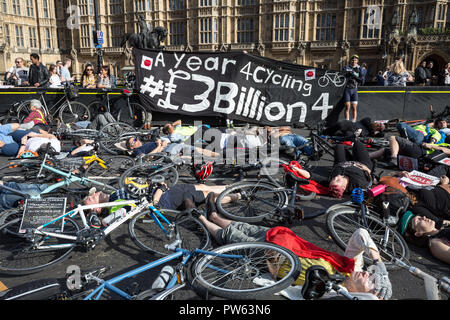 London, Großbritannien. 13. Oktober, 2018. Die nationale Trauerfeier für die Unbekannten Radfahrer. Credit: Guy Corbishley/Alamy leben Nachrichten Stockfoto