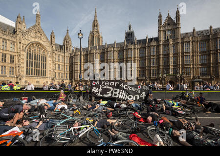 London, Großbritannien. 13. Oktober, 2018. Die nationale Trauerfeier für die Unbekannten Radfahrer. Credit: Guy Corbishley/Alamy leben Nachrichten Stockfoto