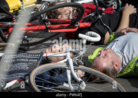 London, Großbritannien. 13. Oktober, 2018. Die nationale Trauerfeier für die Unbekannten Radfahrer. Credit: Guy Corbishley/Alamy leben Nachrichten Stockfoto