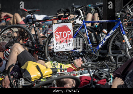 London, Großbritannien. 13. Oktober, 2018. Die nationale Trauerfeier für die Unbekannten Radfahrer. Credit: Guy Corbishley/Alamy leben Nachrichten Stockfoto