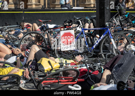 London, Großbritannien. 13. Oktober, 2018. Die nationale Trauerfeier für die Unbekannten Radfahrer. Credit: Guy Corbishley/Alamy leben Nachrichten Stockfoto