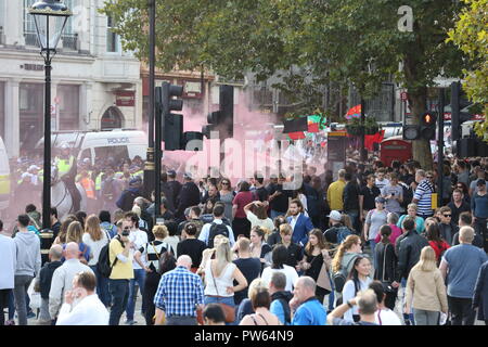 London, UK, 13. Okt 2018. Anhänger der Die DFLA (Demokratische Fußball Jungs Alliance) marschieren durch die Londoner Zusammentreffen mit antifaschistischen Gruppen zwischen Trafalgar Square, Whitehall, unter starker Polizeipräsenz. Polizei versuchen, eine sichtbare Sicherheit mit gepanzerten Transporter, Pferde und Offiziere zwischen beiden Seiten zu schaffen. Credit: Imageplotter Nachrichten und Sport/Alamy leben Nachrichten Stockfoto