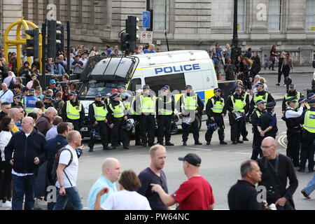 London, UK, 13. Okt 2018. Anhänger der Die DFLA (Demokratische Fußball Jungs Alliance) marschieren durch die Londoner Zusammentreffen mit antifaschistischen Gruppen zwischen Trafalgar Square, Whitehall, unter starker Polizeipräsenz. Polizei versuchen, eine sichtbare Sicherheit mit gepanzerten Transporter, Pferde und Offiziere zwischen beiden Seiten zu schaffen. Credit: Imageplotter Nachrichten und Sport/Alamy leben Nachrichten Stockfoto