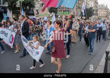 Paris, Frankreich, 13. Oktober 2018: Demonstranten März bis Place de la Republique aus Protest gegen den Klimawandel und die globale Erwärmung Credit: Auf Sicht Fotografische/Alamy leben Nachrichten Stockfoto