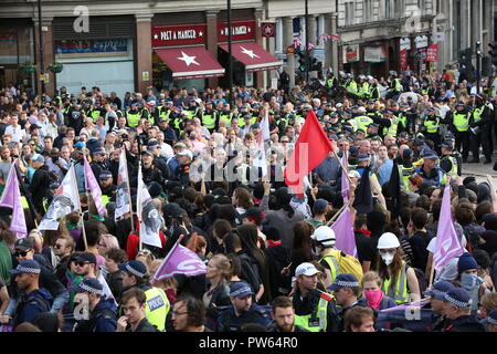 London, UK, 13. Okt 2018. Anhänger der Die DFLA (Demokratische Fußball Jungs Alliance) marschieren durch die Londoner Zusammentreffen mit antifaschistischen Gruppen zwischen Trafalgar Square, Whitehall, unter starker Polizeipräsenz. Polizei versuchen, eine sichtbare Sicherheit mit gepanzerten Transporter, Pferde und Offiziere zwischen beiden Seiten zu schaffen. Credit: Imageplotter Nachrichten und Sport/Alamy leben Nachrichten Stockfoto