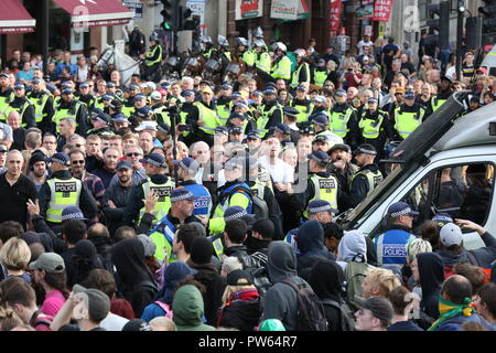 London, UK, 13. Okt 2018. Anhänger der Die DFLA (Demokratische Fußball Jungs Alliance) marschieren durch die Londoner Zusammentreffen mit antifaschistischen Gruppen zwischen Trafalgar Square, Whitehall, unter starker Polizeipräsenz. Polizei versuchen, eine sichtbare Sicherheit mit gepanzerten Transporter, Pferde und Offiziere zwischen beiden Seiten zu schaffen. Credit: Imageplotter Nachrichten und Sport/Alamy leben Nachrichten Stockfoto