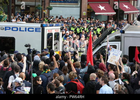 London, UK, 13. Okt 2018. Anhänger der Die DFLA (Demokratische Fußball Jungs Alliance) marschieren durch die Londoner Zusammentreffen mit antifaschistischen Gruppen zwischen Trafalgar Square, Whitehall, unter starker Polizeipräsenz. Polizei versuchen, eine sichtbare Sicherheit mit gepanzerten Transporter, Pferde und Offiziere zwischen beiden Seiten zu schaffen. Credit: Imageplotter Nachrichten und Sport/Alamy leben Nachrichten Stockfoto