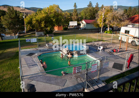 Heißen Mineralquellen füllen Whirlpools an symes Hotel Resort in Hot Springs, Montana Stockfoto