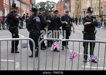 Bewaffnete Polizei an der königlichen Hochzeit von Prinzessin Eugenie von York und Jack Brooksbank Windsor Oktober 2018 Uk HOMER SYKES Stockfoto