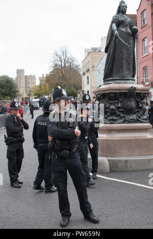 Bewaffnete Polizei an der königlichen Hochzeit von Prinzessin Eugenie von York und Jack Brooksbank Windsor. Statue von Queen Victoria. Schloss Windsor Hintergrund. Oktober 2018 Uk HOMER SYKES Stockfoto