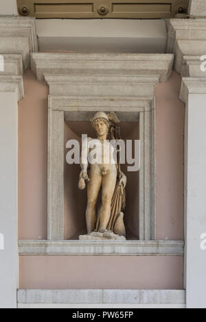 Statue des Hermes unter dem Portikus der Alten Börse personifizieren Asien kontinent - Triest, Friaul Julisch Venetien, Italien Stockfoto