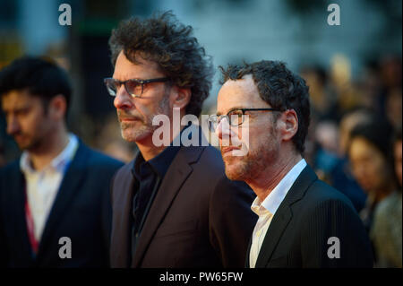 Ethan Coen und Joel Coen die Teilnahme an der Die Ballade von Buster Scruggs Premiere im Rahmen der BFI London Film Festival in der cineworld Leicester Square, London. PRESS ASSOCIATION Foto. Bild Datum: Freitag, Oktober 12th, 2018. Photo Credit: Matt Crossick/PA-Kabel Stockfoto