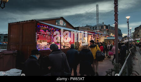 Belfort, Frankreich, 26. Dezember 2017: Berühmte Holzhütten oder Händler verkaufen Kunsthandwerk auf Weihnachtsmärkte im Winter Stockfoto
