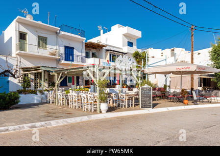 SERIFOS, Griechenland - 9 September, 2018: Traditionelles griechisches Restaurant auf der Straße in Livadi auf Serifos. Stockfoto