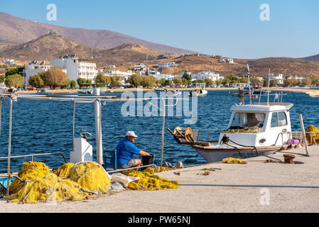 SERIFOS, Griechenland - 9 September, 2018: Morgen in den Hafen von Livadi. Fischer Sortieren der Fänge an einem Deck von einem Fischerboot. Serifos, Music Stockfoto