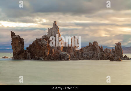 Mono Lake Tuffstein, Lee Vining, California, United States, bei Sonnenaufgang Stockfoto