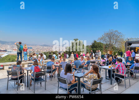 Die Menschen sitzen draußen auf der Terrasse des Cafe im Museu Nacional d'Art de Catalunya (MNAC), Montjuïc, Barcelona, Spanien. Stockfoto