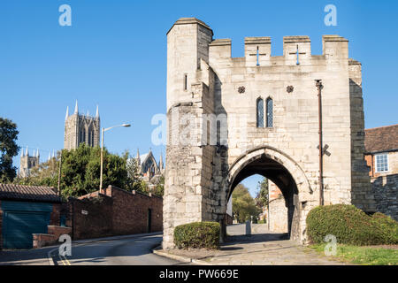 Road Arch, ein mittelalterliches Tor auf dem Gelände der Kathedrale von Lincoln, Lincoln, England, Großbritannien Stockfoto