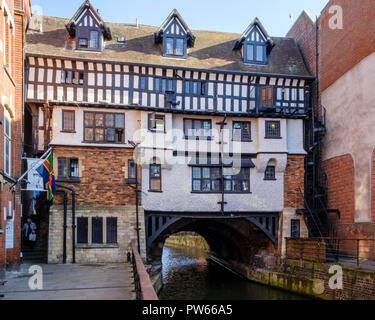 Hohe Brücke, wie die Herrlichkeit Loch genannt, ist die älteste Brücke in Großbritannien mit Gebäuden und überquert den Fluss Witham, Lincoln, England, Großbritannien Stockfoto