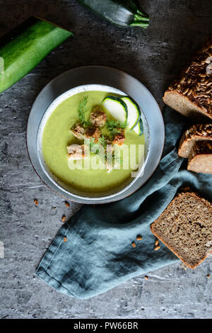 Cremige zucchini Suppe mit Croutons in eine Schüssel geben. Stockfoto