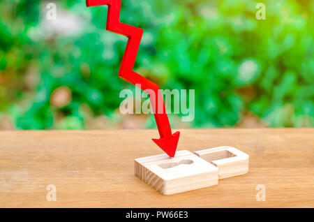 Vorhängeschloss mit einem roten Pfeil getroffen. Angriff auf persönliche Daten, Diebstahl von Geheimnissen. Die Niederlage der Virus Netzwerke und Systeme. Hacking Geräte, DDoS-Angriffe auf Stockfoto