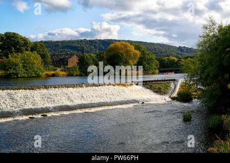 Die River Wharfe in Otley, Wasser, Kaskadierung der Wehr auf der unteren Ebene, Otley Chevin kann im Hintergrund gesehen werden. Stockfoto