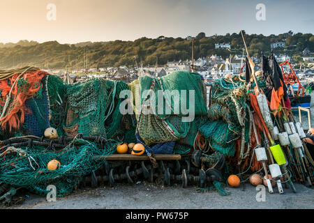 Angelausrüstung Gang auf dem Kai in Lyme Hafen in der Küstenstadt Lyme Regis in Dorset. Stockfoto