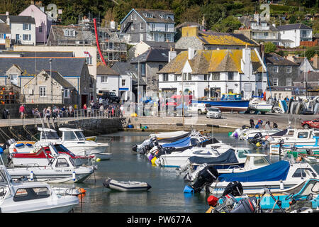 Boote in Lyme Hafen Cobb in der Küstenstadt Lyme Regis in Dorset. Stockfoto